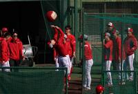 練習中に笑顔を見せる小園（奥中央）＝撮影・北村雅宏