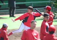 打撃練習する小園（撮影・北村雅宏）