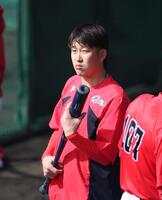 バットを手にする小園（撮影・北村雅宏）