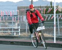 自転車で球場へ向かう佐々木