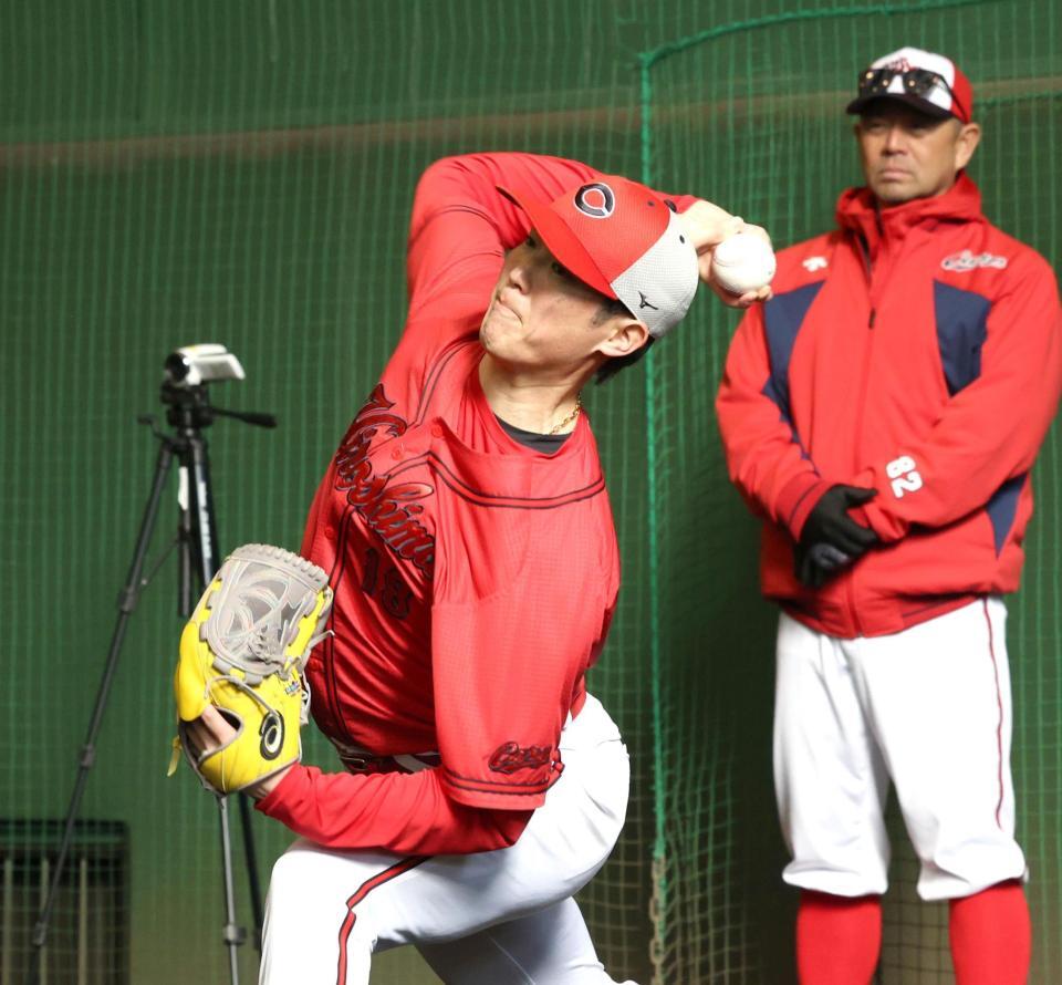 ブルペンで投球練習する森下（撮影・北村雅宏）