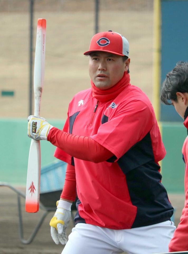 　独特の形状をしたバットで、ティー打撃に励む末包（撮影・市尻達拡）