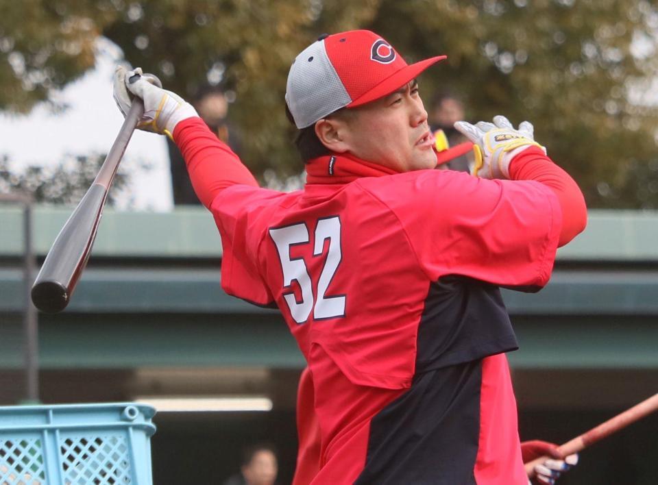 ロングティーに励む末包（撮影・市尻達拡）