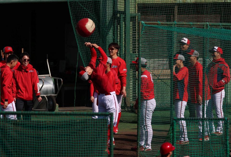 練習中に笑顔を見せる小園（奥中央）＝撮影・北村雅宏