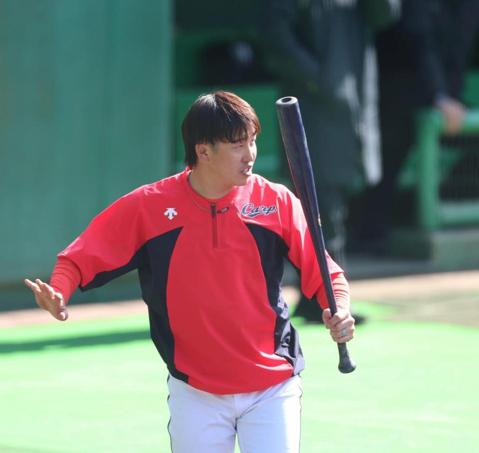 打撃練習する小園（撮影・北村雅宏）