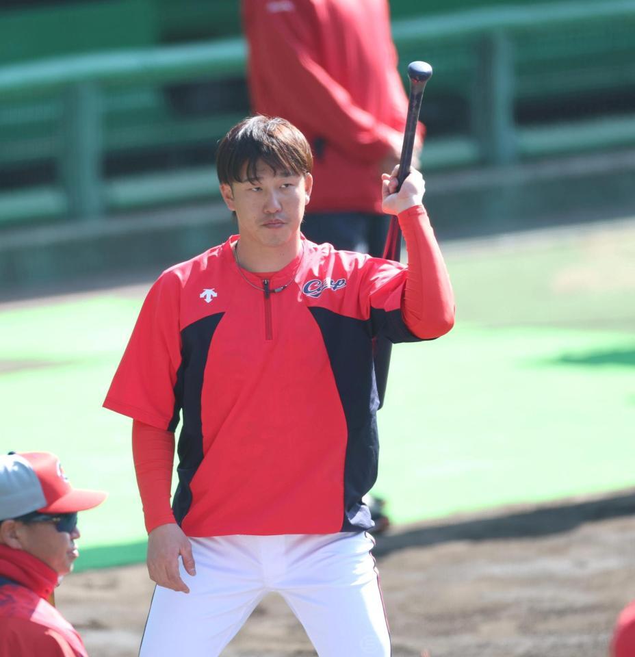 打撃練習する小園（撮影・北村雅宏）