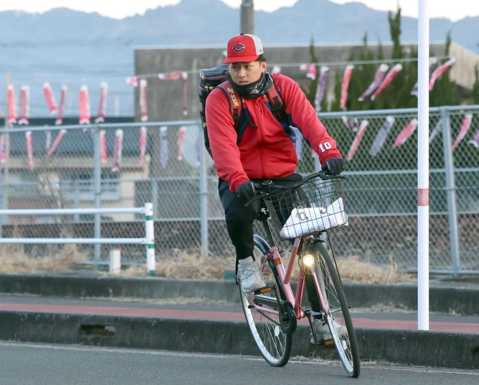 自転車で球場へ向かう佐々木