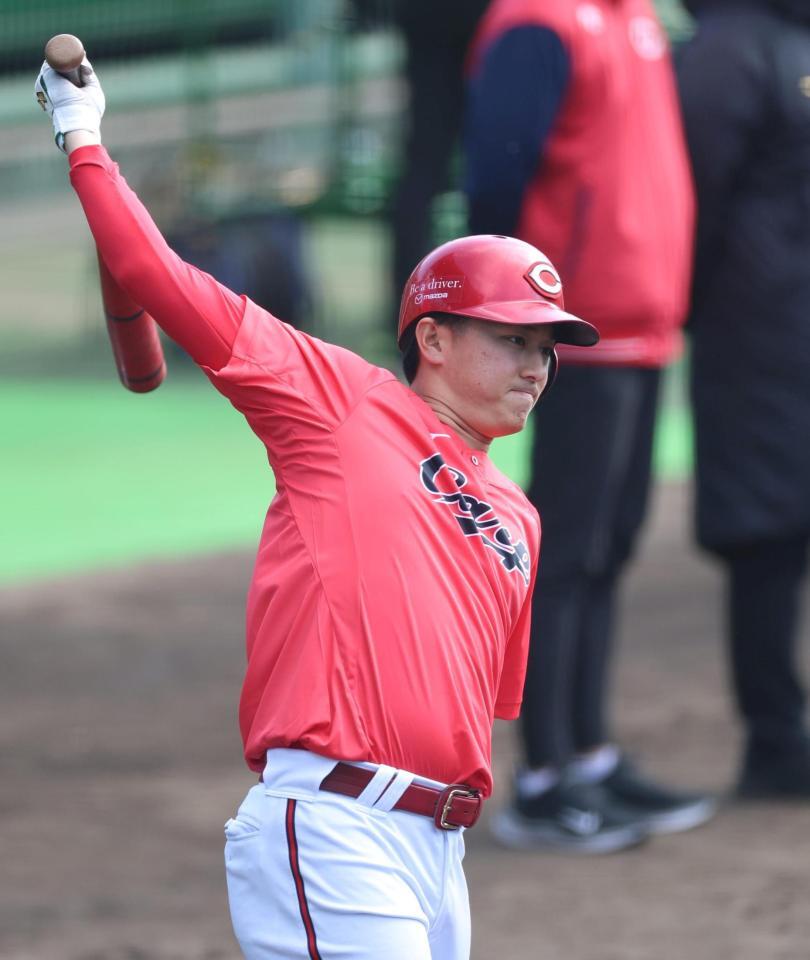 バットで体をほぐす佐々木（撮影・北村雅宏）