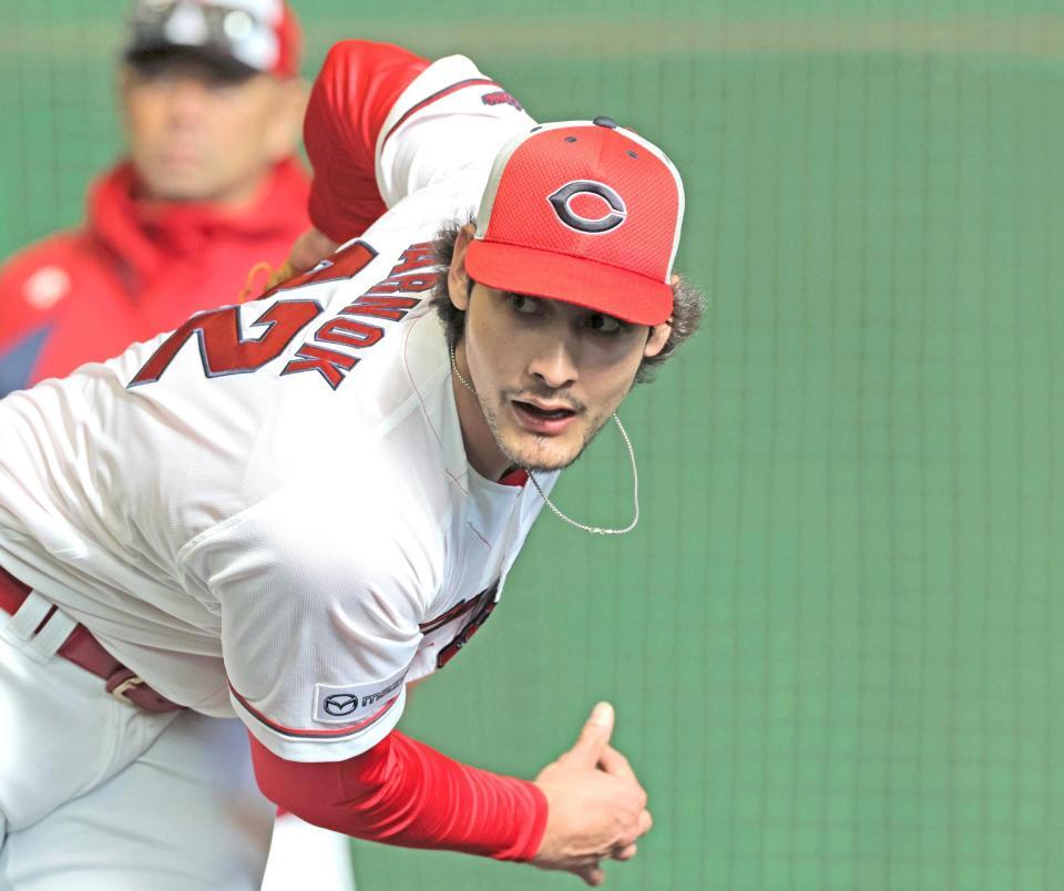 ブルペンで投球練習するターノック（撮影・北村雅宏）　