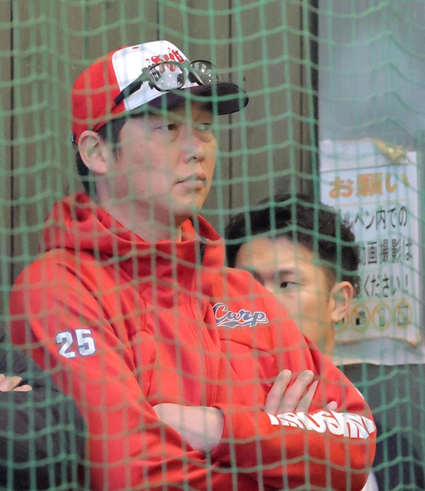 ブルペンを視察する新井監督（撮影・北村雅宏）