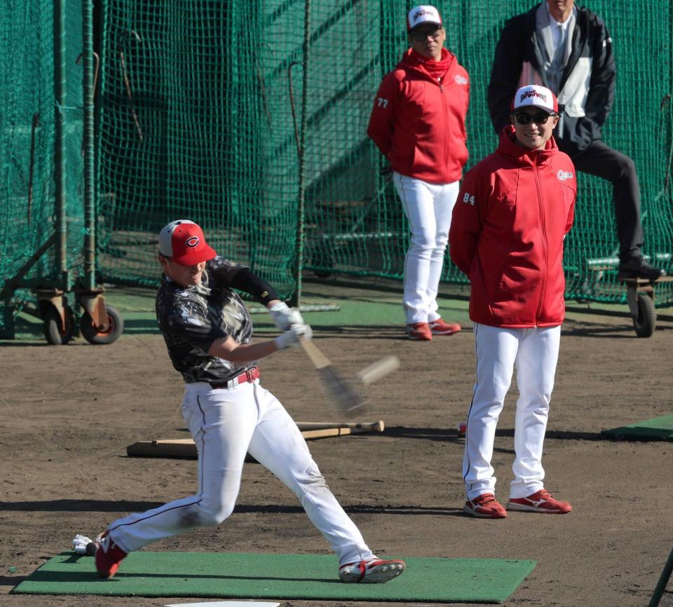 ロングティーに励む佐々木（撮影・北村雅宏）