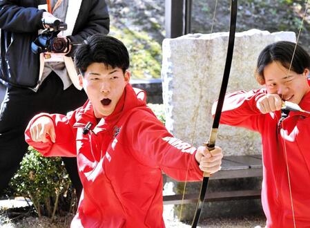 矢を放つ際に声を張り上げる赤木（撮影・畠山賢大）