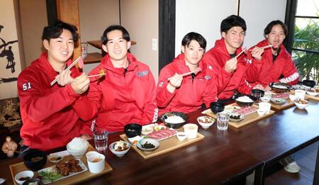 昼食を楽しむ新人選手たち（撮影・北村雅宏）