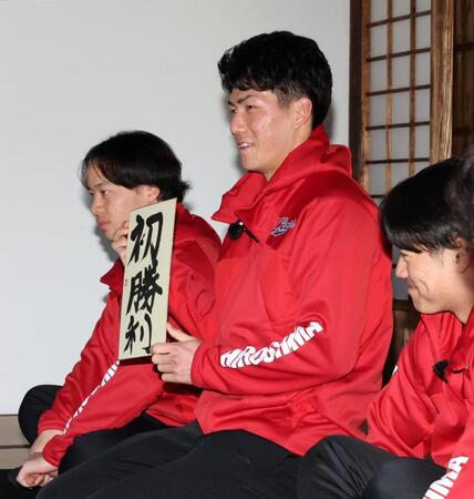 今季の目標を書き、披露する赤木（撮影・北村雅宏）