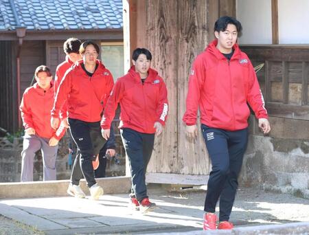 書道体験に向かう（右から）平川、勝田、小林、赤木、斉藤（撮影・北村雅宏）