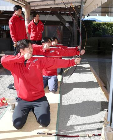 弓矢を射る（手前から）平川、斉藤、勝田（撮影・北村雅宏）
