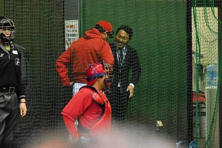 ブルペンで新井監督と談笑する長野編成本部参与
