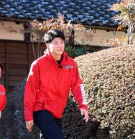 書道体験に向かう赤木（撮影・北村雅宏）