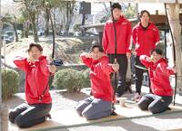 弓矢を射る（前列左から）平川、斉藤、勝田。様子を見る（後列左から）勝田、小林（撮影・北村雅宏）