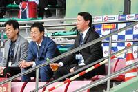 スタンドから練習を視察する長野久義編成本部参与（右端）