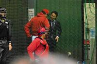 ブルペンで新井監督と談笑する長野編成本部参与