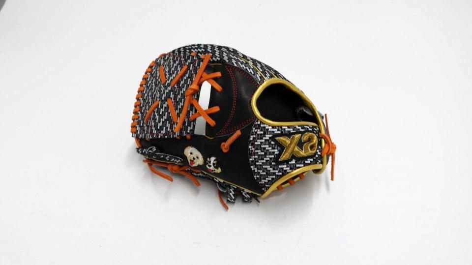 床田が今季使用する練習用グラブ②（ザナックス社提供）