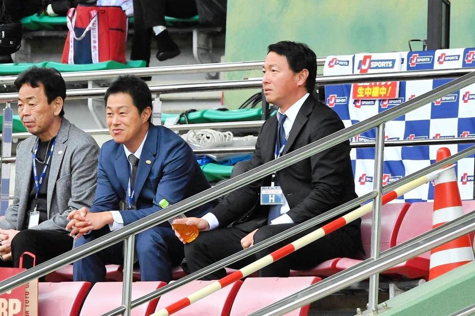 スタンドから練習を視察する長野久義編成本部参与（右端）