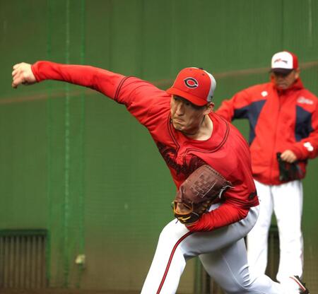 ブルペンで熱投する斉藤汰直（撮影・北村雅宏）