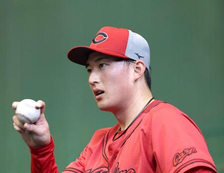 　ブルペンで変化球を投じる斉藤（撮影・北村雅宏）