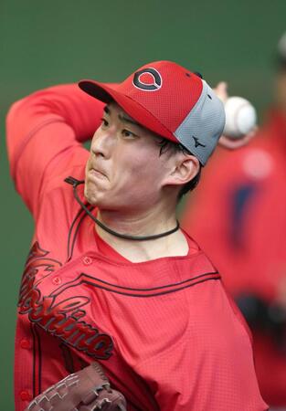 ブルペンで投球練習する広島・斉藤汰直＝天福（撮影・北村雅宏）
