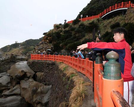 運玉を投じる広島・島内颯太郎＝撮影・北村雅宏