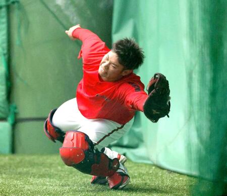 守備練習に励む坂倉（撮影・北村雅宏）