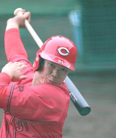 打撃練習で快音を響かせる坂倉（撮影・北村雅宏）