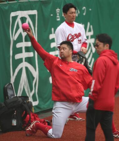 練習を切り上げた中崎と栗林（奥）＝撮影・北村雅宏