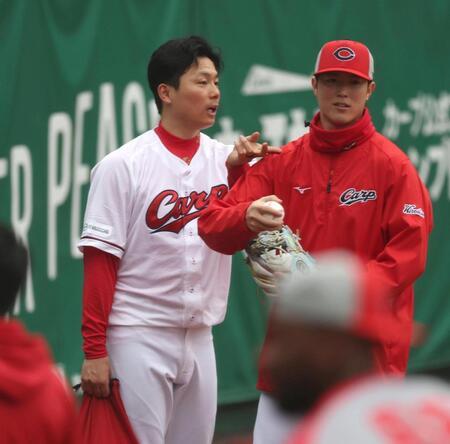 キャッチボール前、森下を指さす栗林（左）＝撮影・北村雅宏