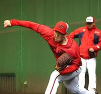 ブルペンで熱投する斉藤汰直（撮影・北村雅宏）