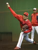 　ブルペンで熱投する斉藤（撮影・北村雅宏）