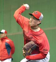 ブルペンで投げ込む斉藤汰（撮影・北村雅宏）