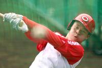 打撃練習する小林