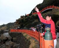 運玉を投じる広島・新井貴浩監督（右）＝撮影・北村雅宏