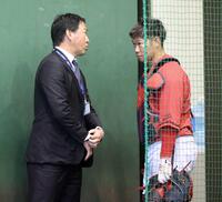 ブルペンで長野久義氏（左）と話し込む坂倉