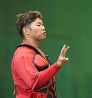 ブルペンで床田と談笑する坂倉（撮影・北村雅宏）