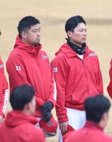 練習前の円陣で話しを聞く中崎（左）と栗林（撮影・北村雅宏）