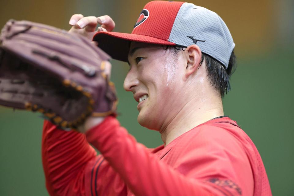 　ブルペンで熱投中、笑みを見せる斉藤（撮影・北村雅宏）