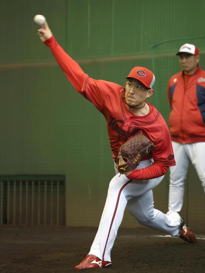 　ブルペンで熱投する斉藤（撮影・北村雅宏）