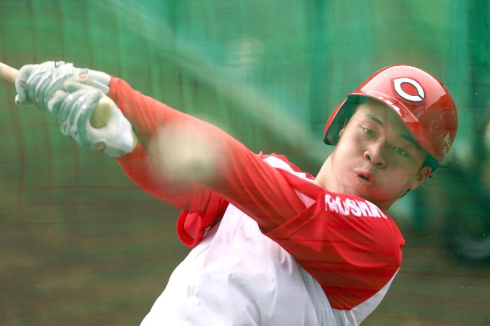 打撃練習する小林