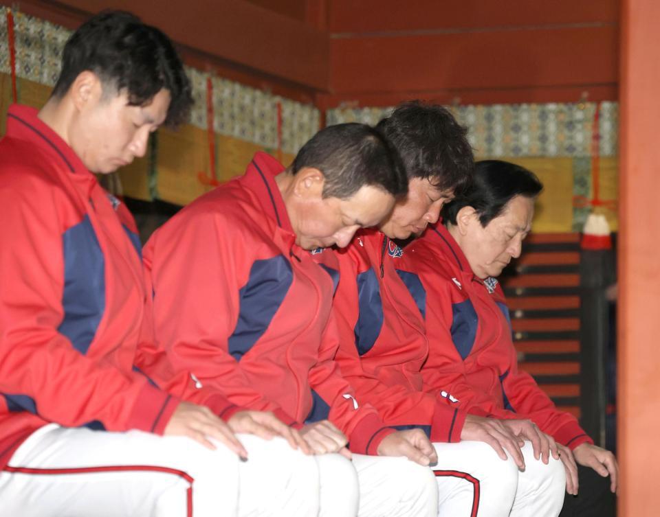 参拝する（左から）島内、高２軍監督、新井監督、鈴木球団本部長（撮影・北村雅宏）