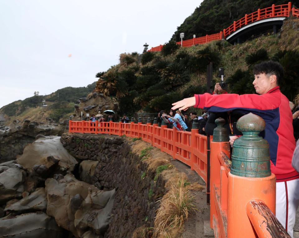 運玉を投じる広島・島内颯太郎＝撮影・北村雅宏