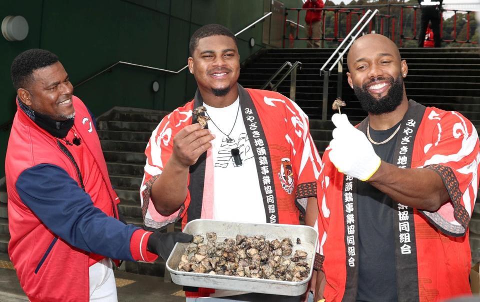 みやざき地頭鶏を食べる（右から）ファビアン、モンテロ（撮影・北村雅宏）