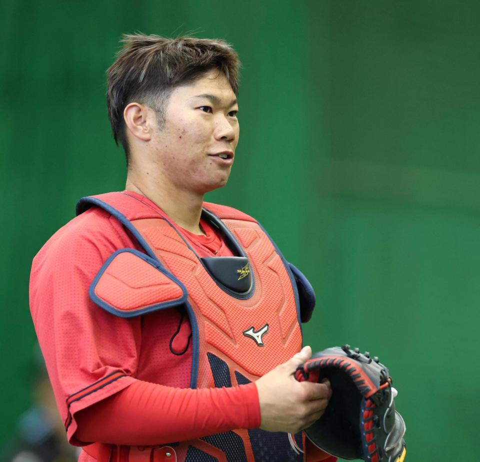 ブルペンで床田と談笑する坂倉（撮影・北村雅宏）